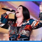 # Η δασκάλα Louise Hall ΑΦΗΝΕΙ ΑΦΩΝΟΥΣ τους κριτές του BGT με μια ΔΥΝΑΜΙΚΗ ερμηνεία τραγουδιού της Jennifer Hudson, αφού ο Simon Cowell ΔΙΑΚΟΠΤΕΙ την οντισιόν της! 🎤😱🔥